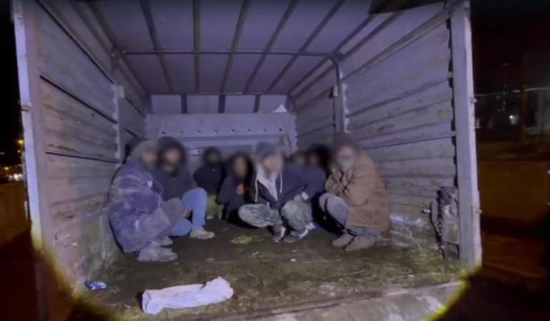 karsta-kamyonet-kasasinda-12-kacak-gocmen-4-organizator-tutuklandi-DdipVD3y.jpg