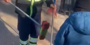 kucuk-ogluyla-beraber-calisan-temizlik-iscisi-duygulari-harekelendiriyor-5AHJvU3k.jpg