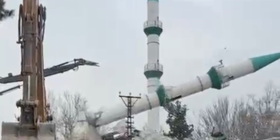 Malatya’da Deprem Sonrası Hasar Gören Caminin Kontrollü Yıkımı
