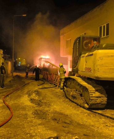 mardinde-park-halindeki-iki-is-makinesinde-yangin-cikti-GgDlkLO9.jpg