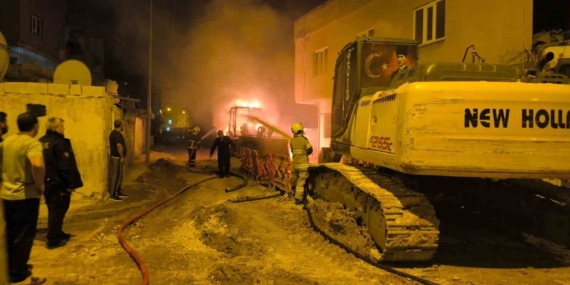 Mardin’de Park Halindeki İki İş Makinesinde Yangın Çıktı