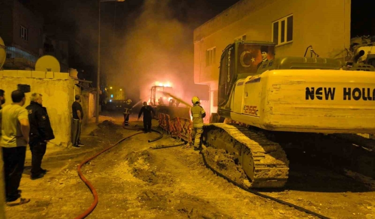 mardinde-park-halindeki-iki-is-makinesinde-yangin-cikti-GgDlkLO9.jpg