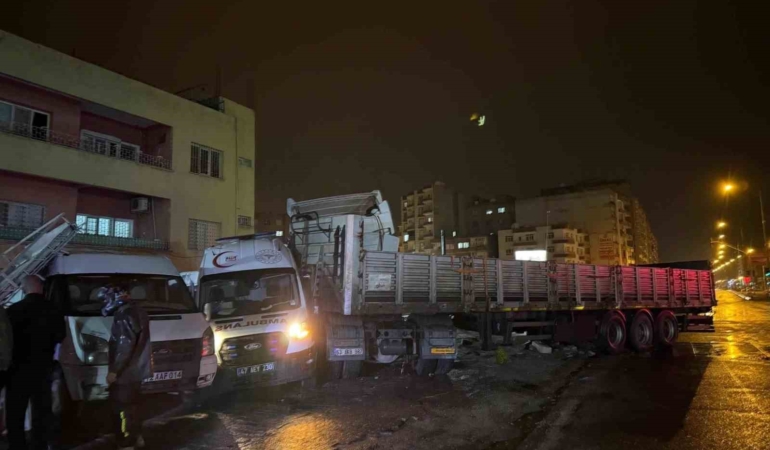 mardinde-zincirleme-trafik-kazasi-dort-yarali-durumu-JNrcaamK.jpg