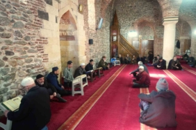 mustaki-tarihi-camide-mukabele-gelenegi-devam-ediyor-mBEp4Mz4.jpg