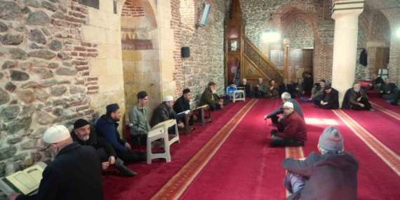 Muş’taki Tarihi Camide Mukabele Geleneği Devam Ediyor
