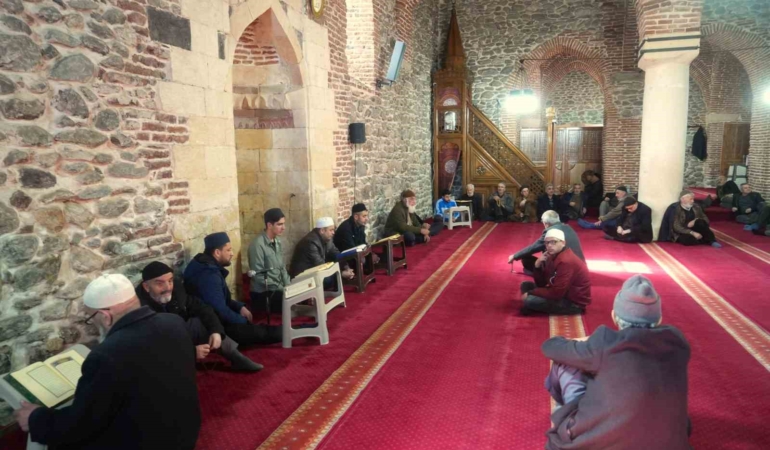 mustaki-tarihi-camide-mukabele-gelenegi-devam-ediyor-mBEp4Mz4.jpg