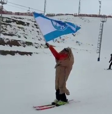 palandoken-zirvesinde-erzurumspor-coskusu-ehram-ve-bayrakla-kayak-deneyimi-2rEVZG1M.jpg