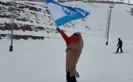 Palandöken Zirvesinde Erzurumspor Coşkusu: Ehram ve Bayrakla Kayak Deneyimi