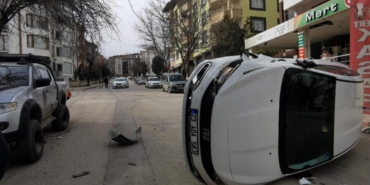 park-halindeki-araca-carpan-otomobil-devrildi-kaza-ani-ve-sonrasi-lQyWFUE2.jpg