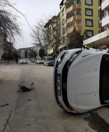 park-halindeki-araca-carpan-otomobil-devrildi-kaza-ani-ve-sonrasi-lQyWFUE2.jpg