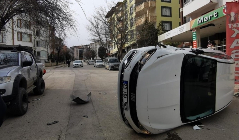 park-halindeki-araca-carpan-otomobil-devrildi-kaza-ani-ve-sonrasi-lQyWFUE2.jpg