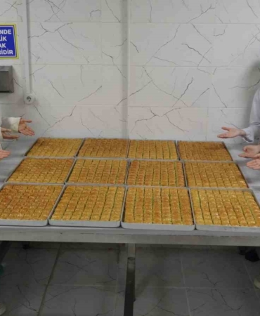 ramazanda-meslek-liseli-kizlardan-baklava-hazirlama-maratonu-awGsIr6J.jpg