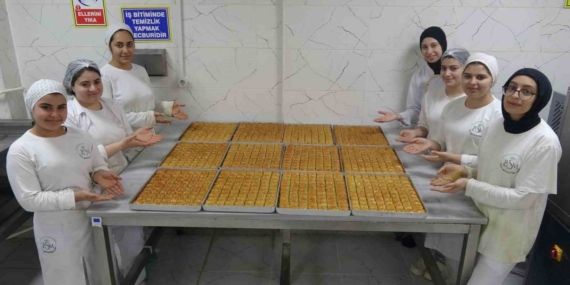Ramazan’da Meslek Liseli Kızlardan Baklava Hazırlama Maratonu