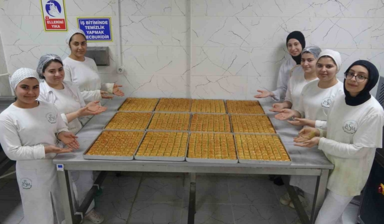 ramazanda-meslek-liseli-kizlardan-baklava-hazirlama-maratonu-awGsIr6J.jpg