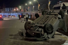 refujdeki-direge-carpan-otomobil-takla-atti-2-kisi-yaralandi-uZtRNSXh.jpg