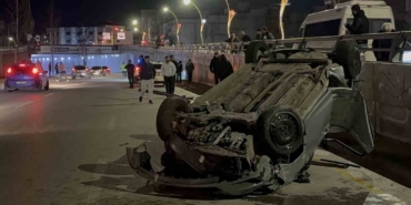 refujdeki-direge-carpan-otomobil-takla-atti-2-kisi-yaralandi-uZtRNSXh.jpg