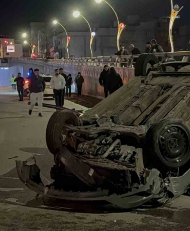 refujdeki-direge-carpan-otomobil-takla-atti-2-kisi-yaralandi-uZtRNSXh.jpg