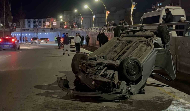 refujdeki-direge-carpan-otomobil-takla-atti-2-kisi-yaralandi-uZtRNSXh.jpg