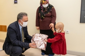 rektor-akpolattan-onkoloji-hastanesindeki-minik-hastalara-ozel-hediyeler-7u91uPIs.jpg
