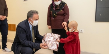 rektor-akpolattan-onkoloji-hastanesindeki-minik-hastalara-ozel-hediyeler-7u91uPIs.jpg