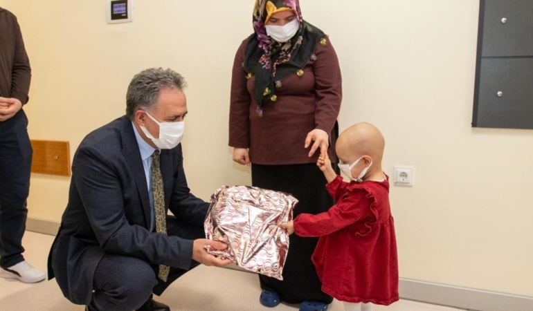 rektor-akpolattan-onkoloji-hastanesindeki-minik-hastalara-ozel-hediyeler-7u91uPIs.jpg