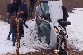 sarampole-ucan-aracta-surucu-hayret-verici-bir-sekilde-yaralanmadan-kurtuldu-K5saSjik.jpg