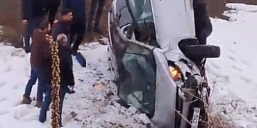 sarampole-ucan-aracta-surucu-hayret-verici-bir-sekilde-yaralanmadan-kurtuldu-K5saSjik.jpg