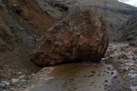 sasonda-yamactan-dusen-kaya-koy-yolunu-kapatinca-yerel-yasam-etkilendi-Lvzzkmp4.jpg