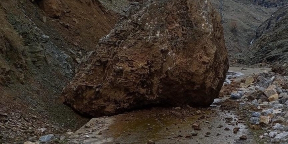 Sason’da Yamaçtan Düşen Kaya Köy Yolunu Kapatınca Yerel Yaşam Etkilendi