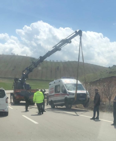 siirtte-hasta-tasiyan-ambulansin-devrilme-ani-n81N7xEN.jpg