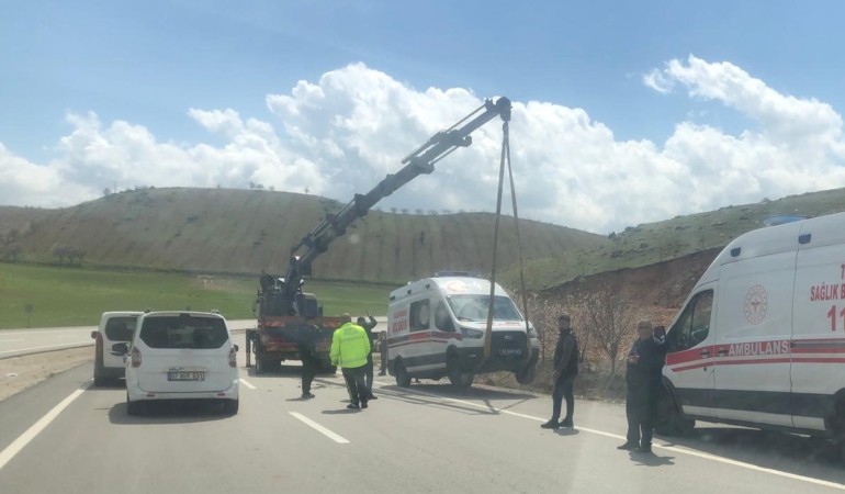siirtte-hasta-tasiyan-ambulansin-devrilme-ani-n81N7xEN.jpg