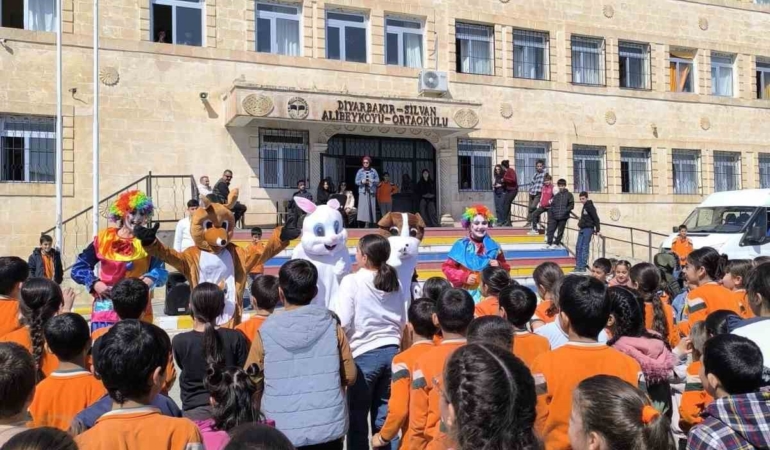 silvan-anadolu-lisesinden-yetim-ve-koy-cocuklarina-bayram-harcligi-destekleri-sHlGzJ5d.jpg