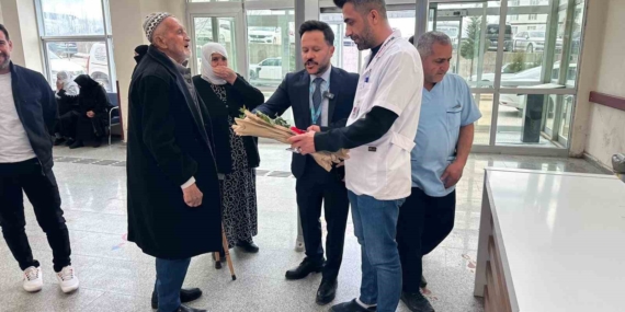 Silvan’da Yaşlılar Haftası’nda Hastaneye Gelen Yaşlılara Destek