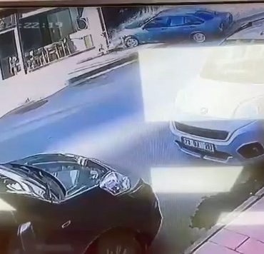 sokaklarda-kontrolden-cikan-arac-magazaya-daliyor-pBbkBBJq.jpg