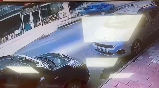 sokaklarda-kontrolden-cikan-arac-magazaya-daliyor-pBbkBBJq.jpg