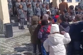 taslicaydaki-ramazan-etkinliginde-minik-kizin-ilahi-performansi-gozleri-doldurdu-Pk9v68ux.jpg