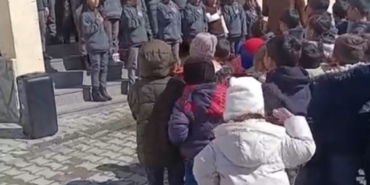 taslicaydaki-ramazan-etkinliginde-minik-kizin-ilahi-performansi-gozleri-doldurdu-Pk9v68ux.jpg