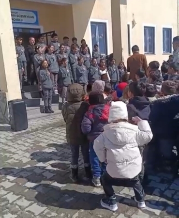 taslicaydaki-ramazan-etkinliginde-minik-kizin-ilahi-performansi-gozleri-doldurdu-Pk9v68ux.jpg