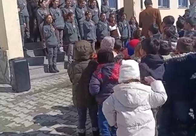 taslicaydaki-ramazan-etkinliginde-minik-kizin-ilahi-performansi-gozleri-doldurdu-Pk9v68ux.jpg