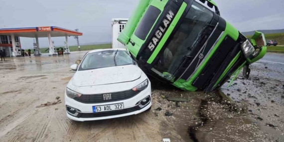 Tırın Otomobilin Üzerine Devrildiği Kaza
