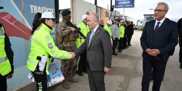 vali-hatipoglu-uygulama-noktalarinda-guvenlik-gucleri-ve-vatandaslarla-bayramlasti-RupiCg5V.jpg