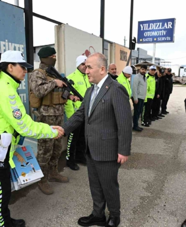 vali-hatipoglu-uygulama-noktalarinda-guvenlik-gucleri-ve-vatandaslarla-bayramlasti-RupiCg5V.jpg