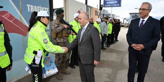 Vali Hatipoğlu, Uygulama Noktalarında Güvenlik Güçleri ve Vatandaşlarla Bayramlaştı