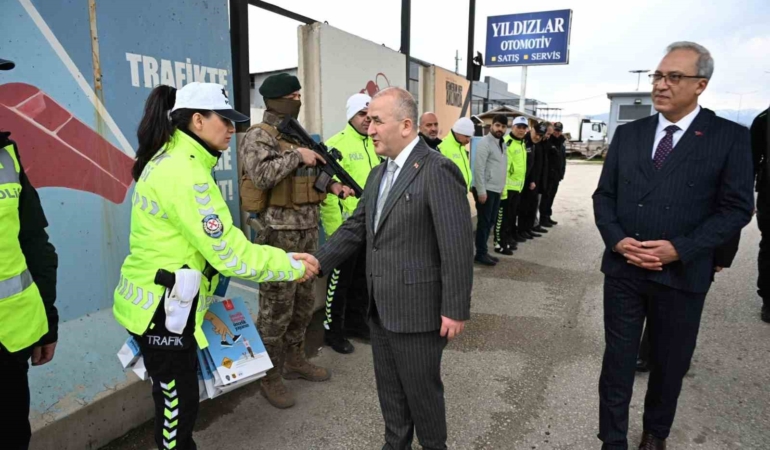 vali-hatipoglu-uygulama-noktalarinda-guvenlik-gucleri-ve-vatandaslarla-bayramlasti-RupiCg5V.jpg