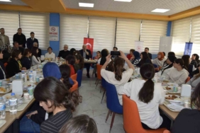 vali-zorluoglu-dicle-nehri-kenarinda-genclerle-bulustu-3KmzBz7z.jpg