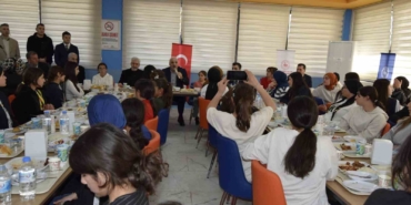 vali-zorluoglu-dicle-nehri-kenarinda-genclerle-bulustu-3KmzBz7z.jpg