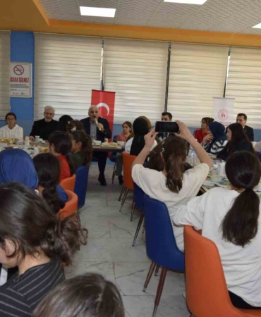 vali-zorluoglu-dicle-nehri-kenarinda-genclerle-bulustu-3KmzBz7z.jpg