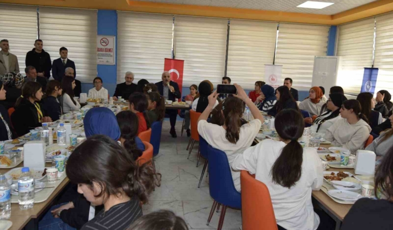 vali-zorluoglu-dicle-nehri-kenarinda-genclerle-bulustu-3KmzBz7z.jpg