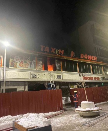 vanda-donerci-dukkaninda-meydana-gelen-buyuk-yangin-OZkJ6sh3.jpg