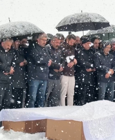 vandaki-kaza-sonrasi-hayatini-kaybeden-ailenin-yan-yana-defni-afhfANdi.jpg